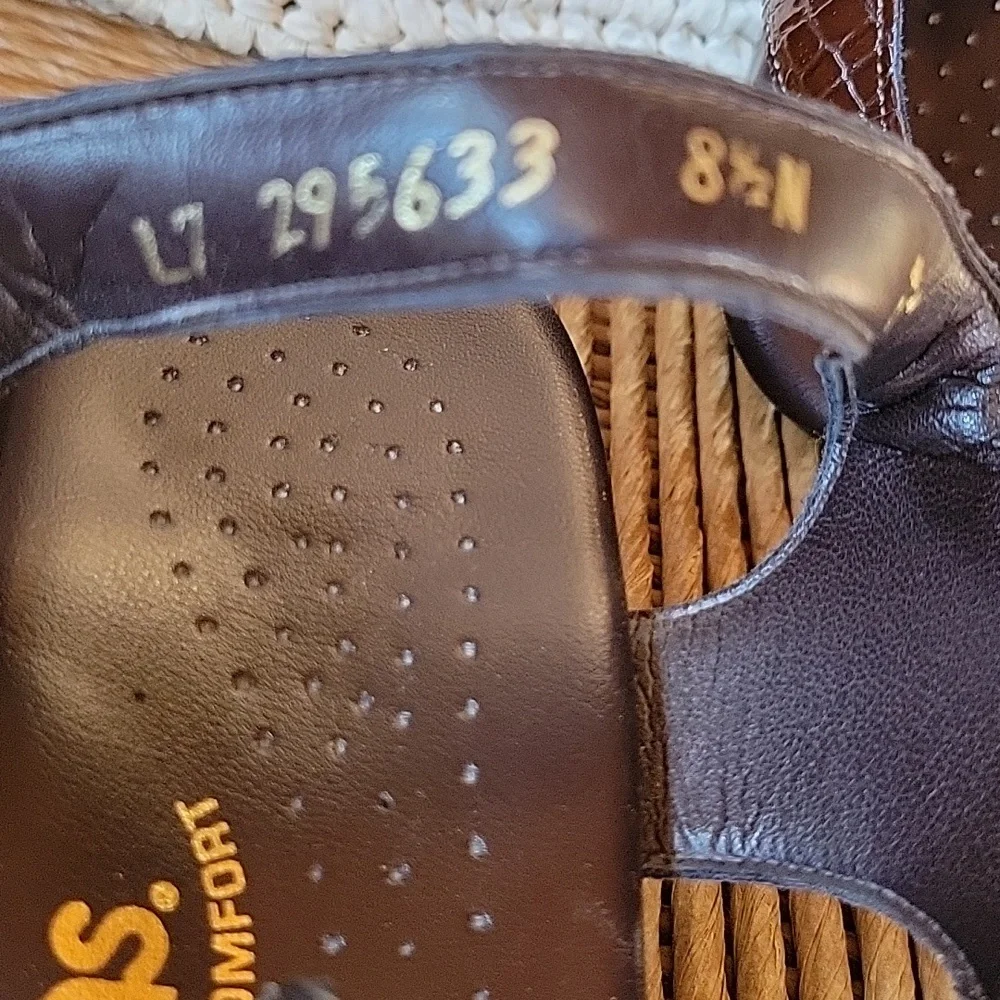 SAS Suntimer brown croc sandal, size 8.5N